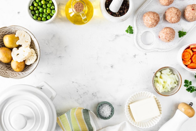 Stół z naczyniami i składnikami